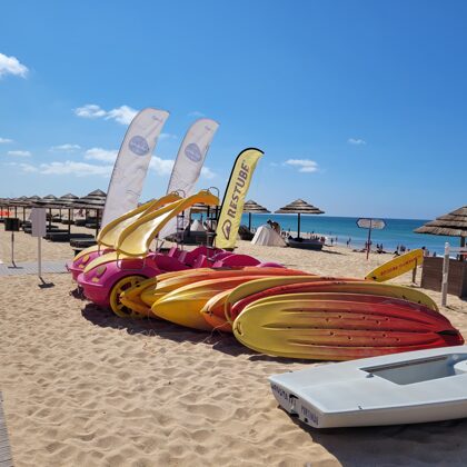 Zeesporten op het strand van Armacao de Pera