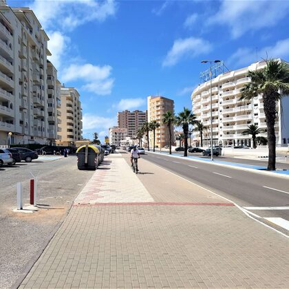 Landtong La Manga, met vele restaurants en bars, op 2 km wandel- of fietsafstand en ook te