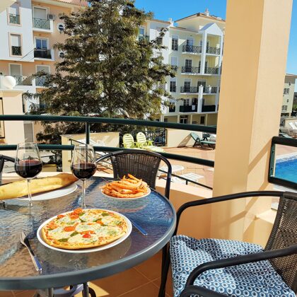 Terrase sud avec vue sur la piscine