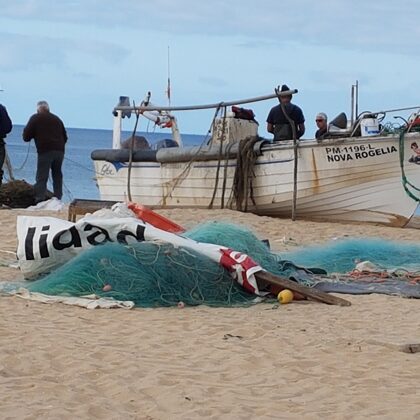 Les pêcheurs sur la plage d'Armacao de Pera