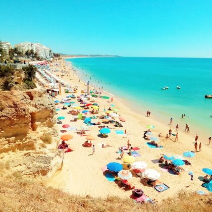 La plage de Armação de Pêra