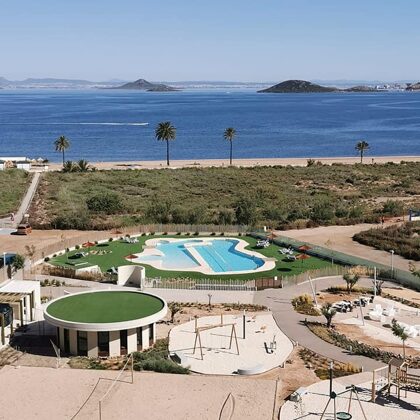 Jardin récréatif de 8000 m2 avec piscine, fitness, aire de jeux, salon extérieur, bien-êtr