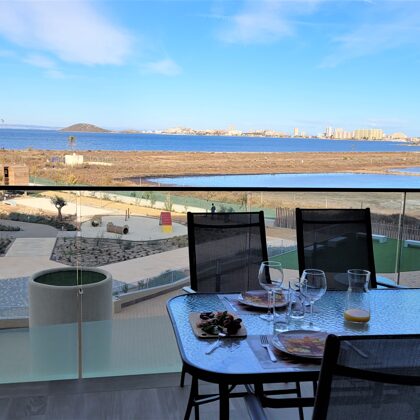 Vue sur le jardin et la mer de la terrace avant