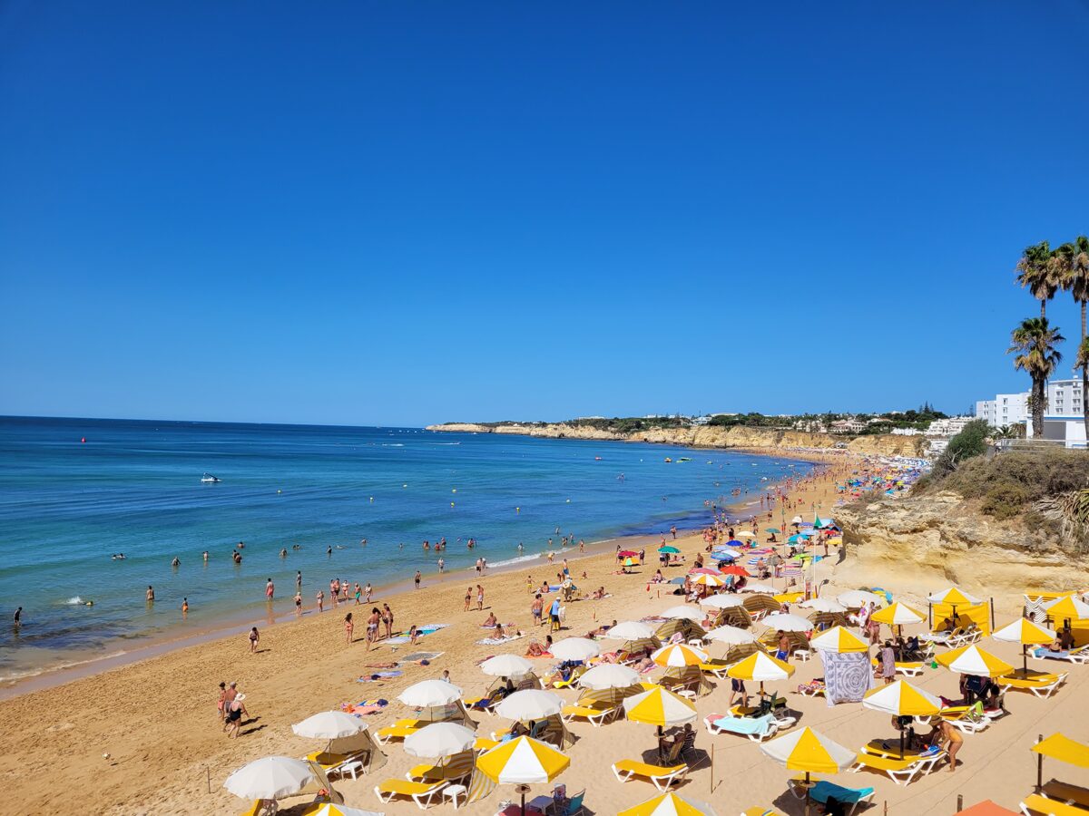 Het strand van Armacao de Pera (Portugal)